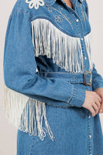 Indlæs billede til gallerivisning Miss Parton - BRODERIDETALJE FRYNSE DENIM KJOLE 🍋