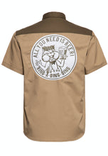 Indlæs billede til gallerivisning Arbejdstøj kortærmet skjorte „All You Need is Beer“ -  Oliven farvet 🌻