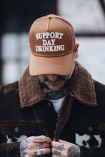 Indlæs billede til gallerivisning Trucker Cap 'Support Day Drinking' i brun: One Size 🍋