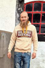 Indlæs billede til gallerivisning Sex, stoffer og rock 'n' roll - Sand - Hættetrøje ☘️❤️