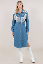 Indlæs billede til gallerivisning Miss Parton - BRODERIDETALJE FRYNSE DENIM KJOLE 🍋
