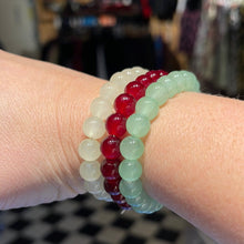 Indlæs billede til gallerivisning Armbånd - lysegrøn sten/glasperler
