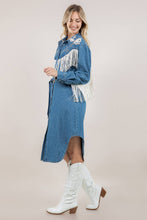 Indlæs billede til gallerivisning Miss Parton - BRODERIDETALJE FRYNSE DENIM KJOLE 🍋
