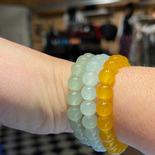 Indlæs billede til gallerivisning Armbånd - karrgul sten/glasperler
