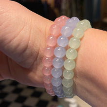 Indlæs billede til gallerivisning Armbånd - sart blålilla sten/glasperler
