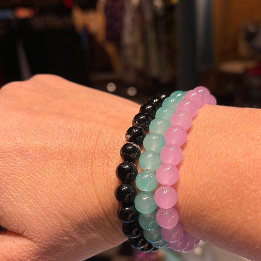 Armbånd - lyserød sten/glasperler