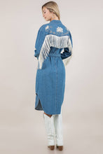Indlæs billede til gallerivisning Miss Parton - BRODERIDETALJE FRYNSE DENIM KJOLE 🍋
