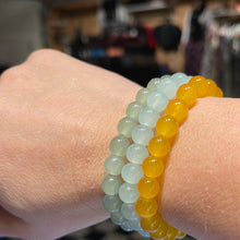 Indlæs billede til gallerivisning Armbånd - støvet grøn sten/glasperler
