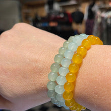 Indlæs billede til gallerivisning Armbånd - karrgul sten/glasperler
