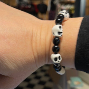 Armbånd -  med hvide kranier og sorte perler