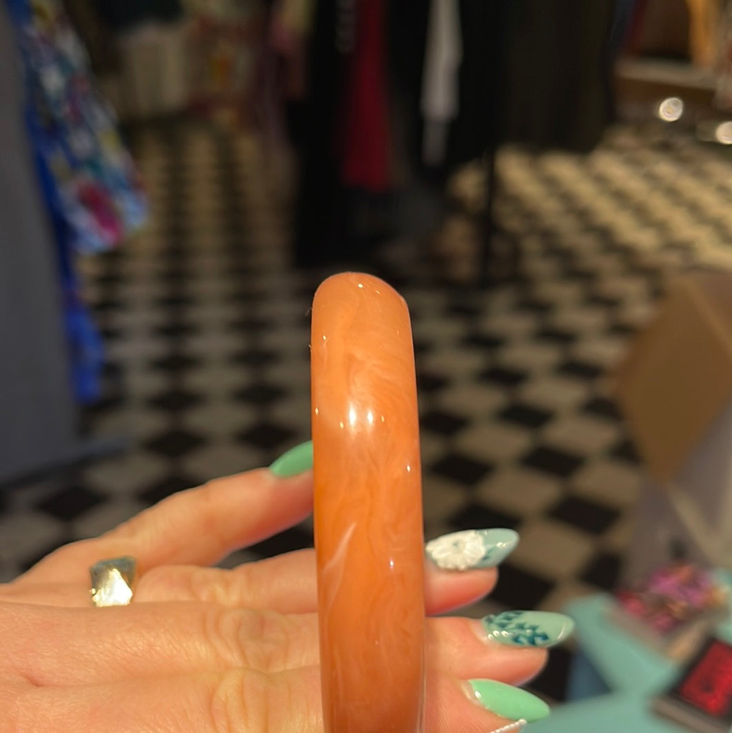 Armbånd - laksefarvet med farvespil