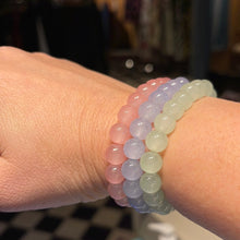 Indlæs billede til gallerivisning Armbånd - sart blålilla sten/glasperler
