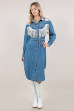 Indlæs billede til gallerivisning Miss Parton - BRODERIDETALJE FRYNSE DENIM KJOLE 🍋
