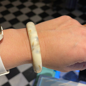 Armbånd - hvid med farvespil 🌻