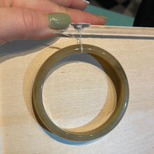 Indlæs billede til gallerivisning Armbånd -  mørk sand med farvespil 🌻

